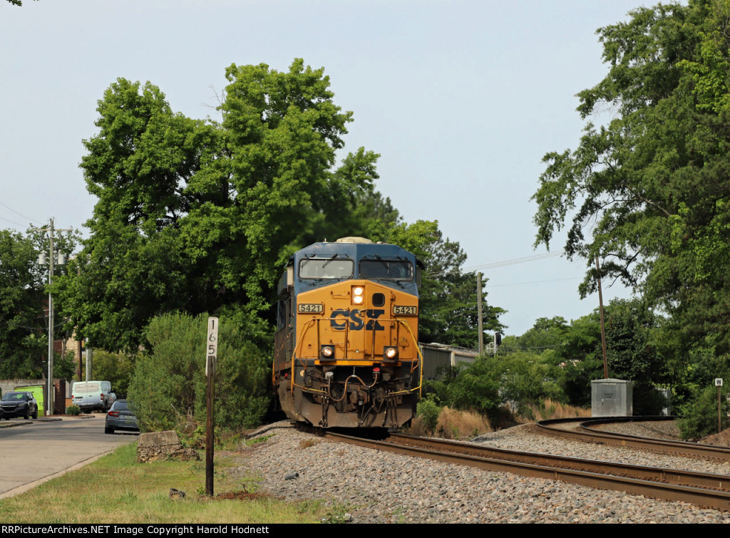 CSX 5421 leads train L620-26 past the S 165 milepost at Fetner